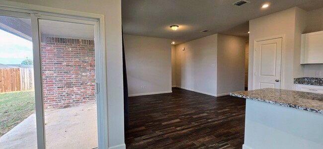 Building Photo - Springtown Rental!