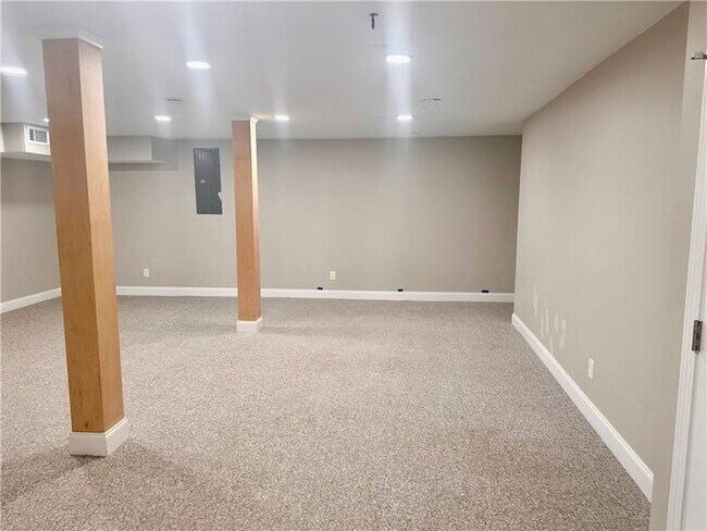 Building Photo - 2805 Pine Hill Dr