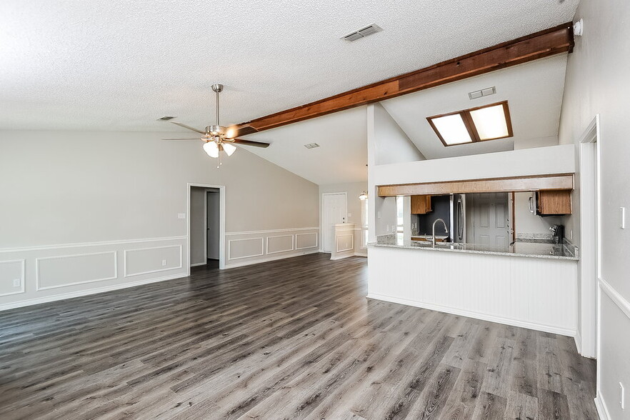 Building Photo - 7401 Meadow Creek Dr