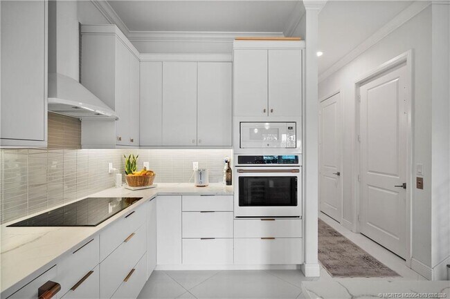 Building Photo - 521 SW Ocean Blvd