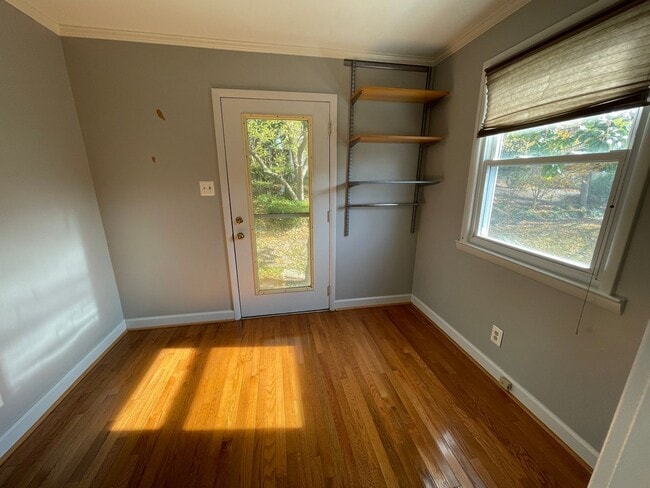 Building Photo - Cheerful 3 Bedroom 2 Bathroom With Office And Spacious Fenced Yard In Beautiful Pimmit Hills