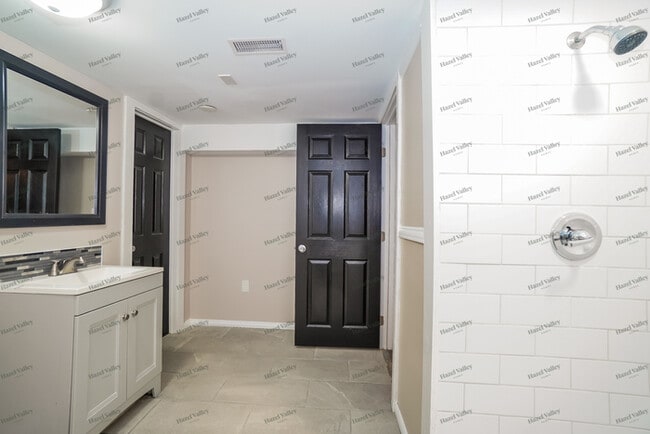 Building Photo - 1468 E Whittier St