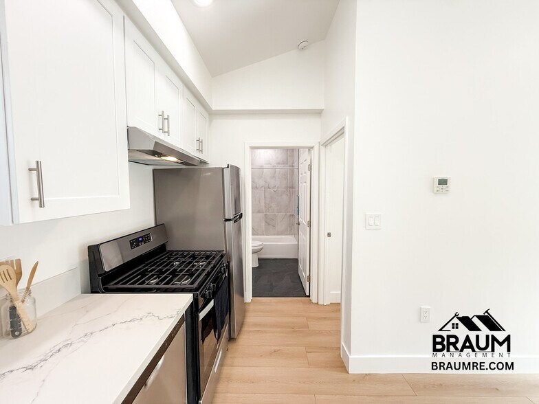 Building Photo - 1109 La Peer Dr