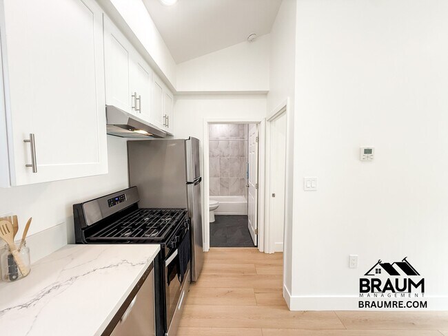 Building Photo - 1109 La Peer Dr