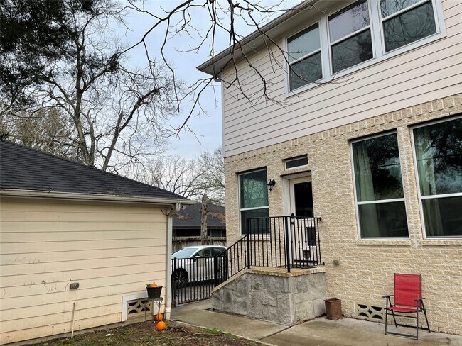 Building Photo - 5105 Maple St