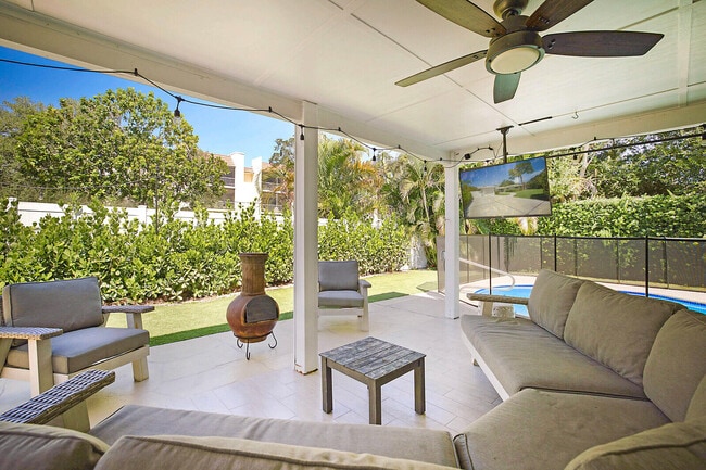 Building Photo - 711 NW 7th Dr