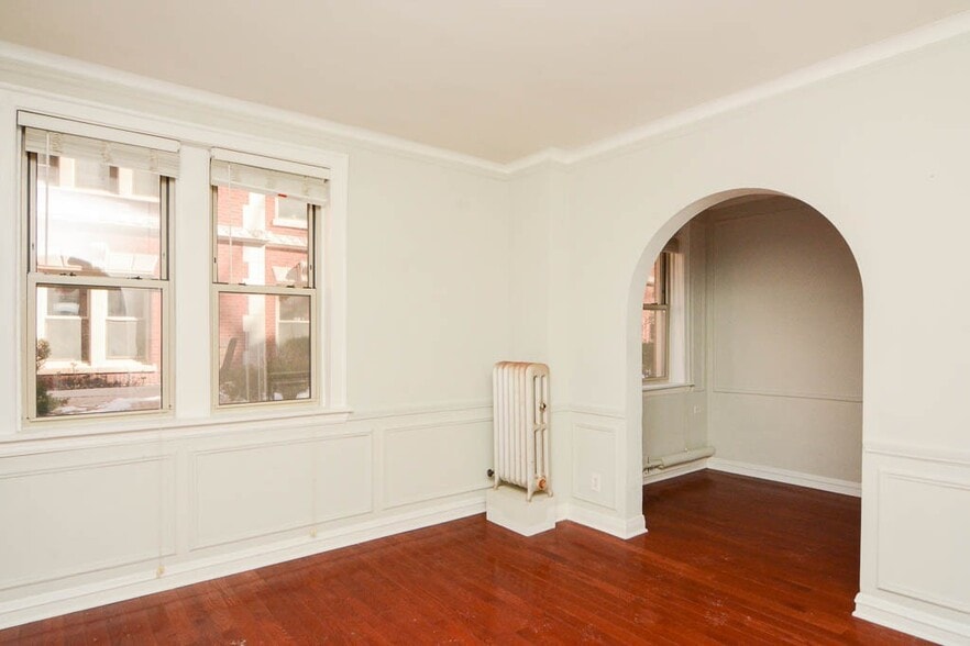 Building Photo - 529 W Surf St