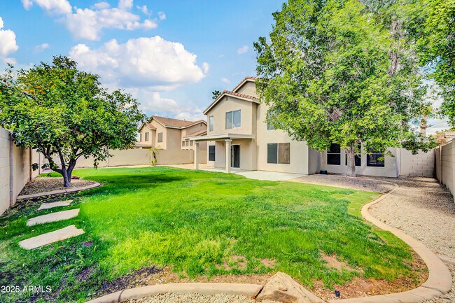 Building Photo - 913 W Juanita Ave