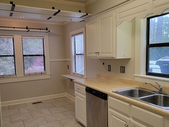 Building Photo - 804 Davis Ave