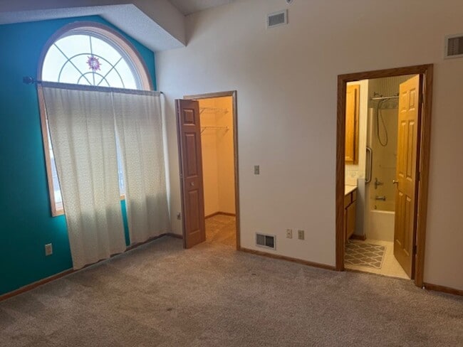 Building Photo - End Unit 2 Bed, 2 Full Bath, 2 Car Garage with Loft and Vaulted Ceilings