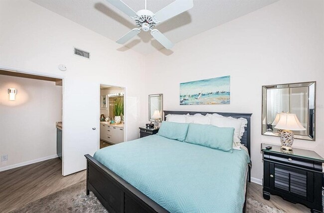 Building Photo - 6141 Bahia Del Mar Blvd S