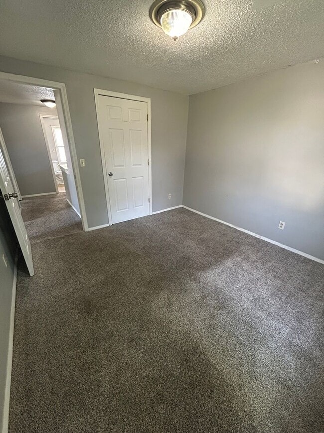 Building Photo - NEW LISTING! 3 BEDROOM HOUSE