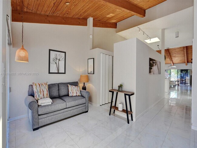 Building Photo - 2667 Parkview Dr S