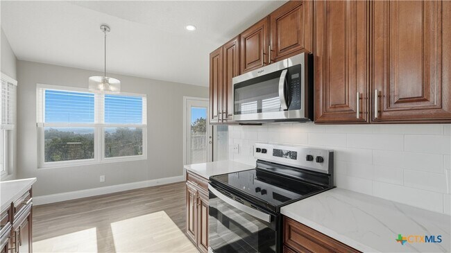 Building Photo - 1005 N LBJ Dr