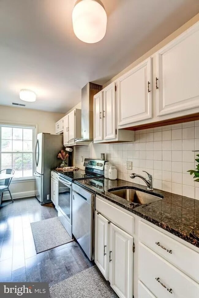 Building Photo - Sun-Drenched 2BR/2.5 BA Townhouse Condo in Gated Sutton Place