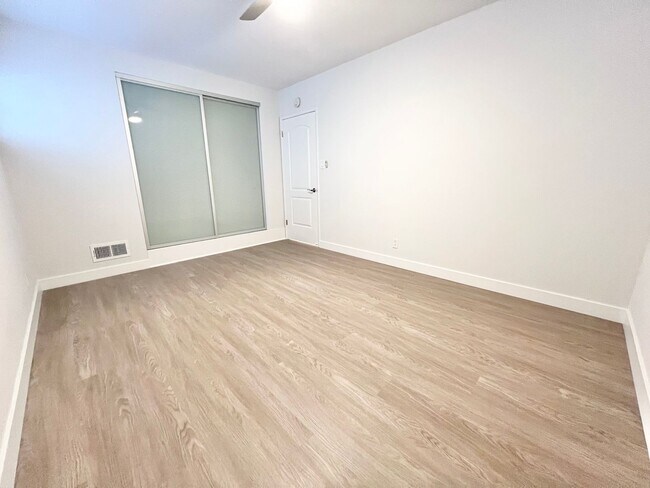 Building Photo - Modern 2 Bedroom Peninsula Gem Steps from the Shore