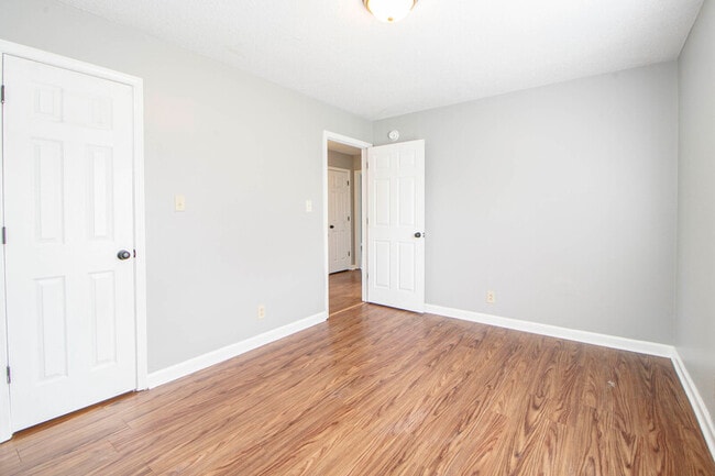 Building Photo - 1212 Kendall Dr