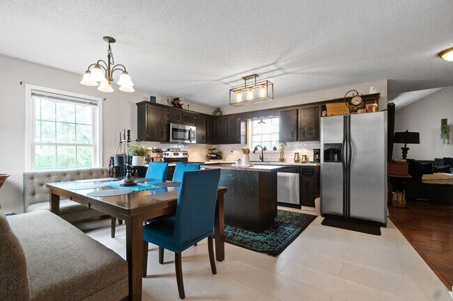 Building Photo - Lovely home in Peach Tree - Waiting for you to call home for the Holidays!