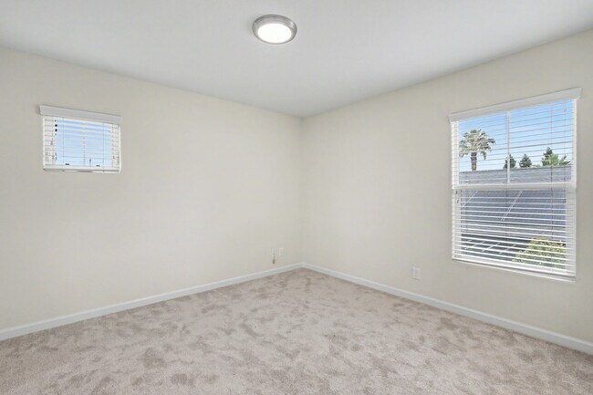 Building Photo - 808 Lenzen Ave