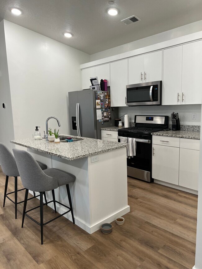 Kitchen - 462 W 40 S