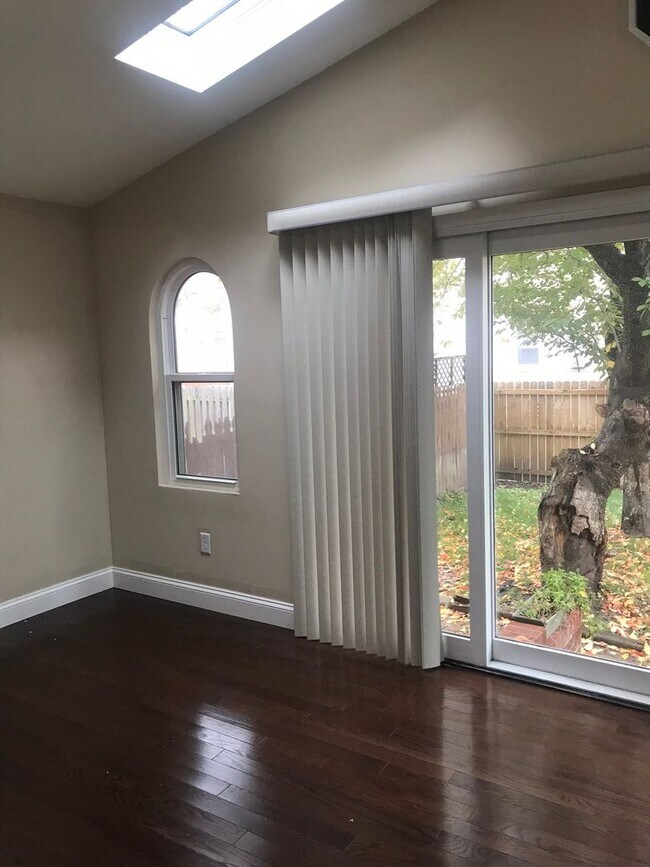 Building Photo - Absolutely Stunning Single Family in Bloomfield!