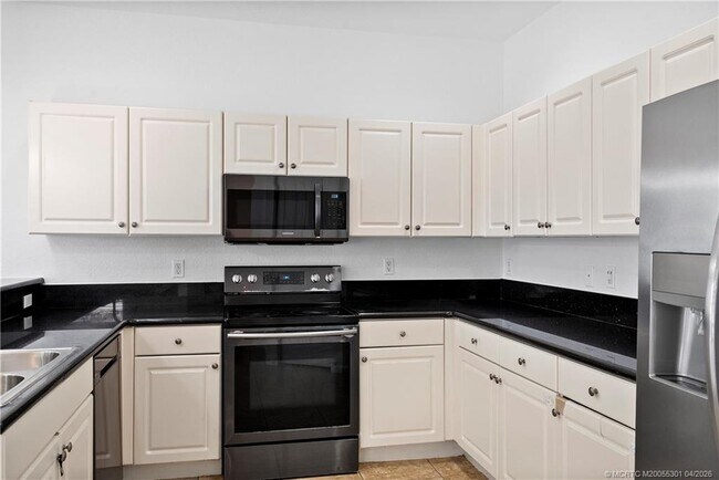 Building Photo - 2736 SW Butterfly Ln