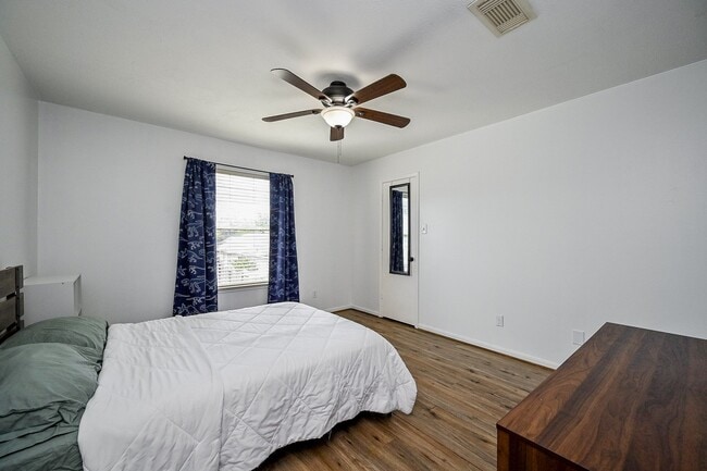 Building Photo - 2534 Halstead Dr