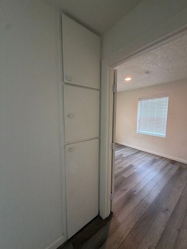Building Photo - Freshly remodeled 3br 1ba, garage, LVP Flooring throughout.