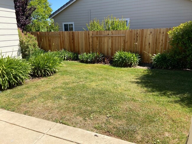Building Photo - Willow Springs - Cozy 3 Bdrm, 2 Bath on culdesac. Walking distance to Folsom HS