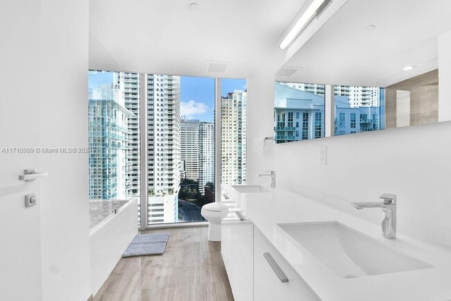 Building Photo - 1300 Brickell Bay Dr