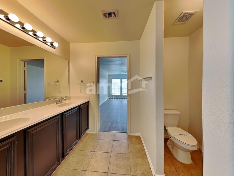 Building Photo - 2026 Wellington Pt