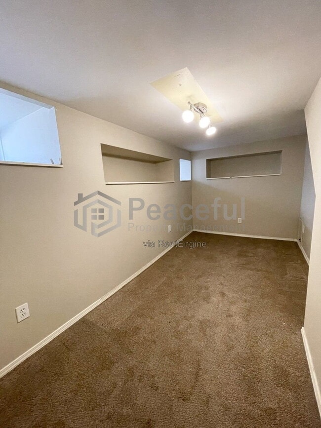 Building Photo - 1637 S 800 E