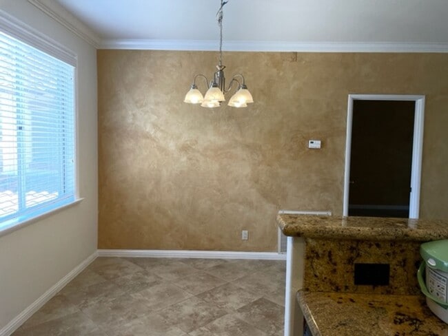 Building Photo - 2 Bedroom in Beautiful Tustin Golf Community