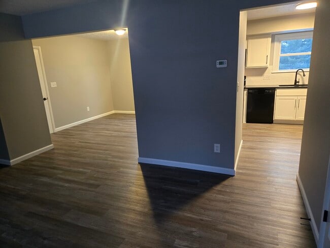 Building Photo - 541 E School St