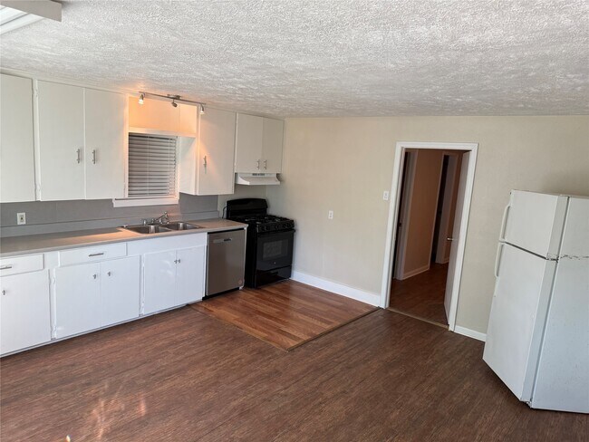 Building Photo - 726 4th St