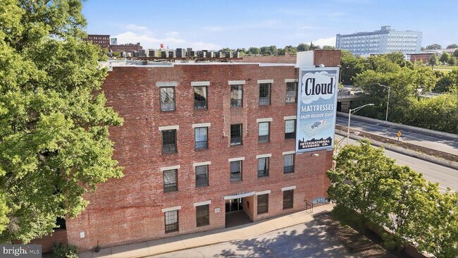 Building Photo - 1011 Hunter St