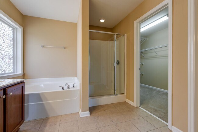 Building Photo - AVAILABLE NOW. 4 Bedroom 3 Bath. Over 3,00...