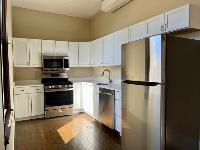 Building Photo - 3765 N Kenmore Ave