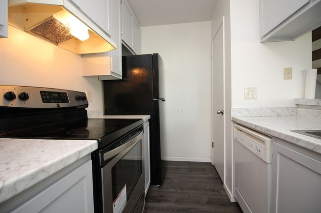 Building Photo - 2 Bedroom Condo Near Coddingtown