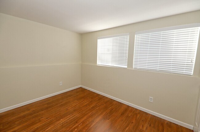 Building Photo - Aspen Grove Condo