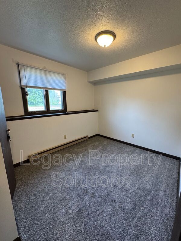 Building Photo - 206 1st St