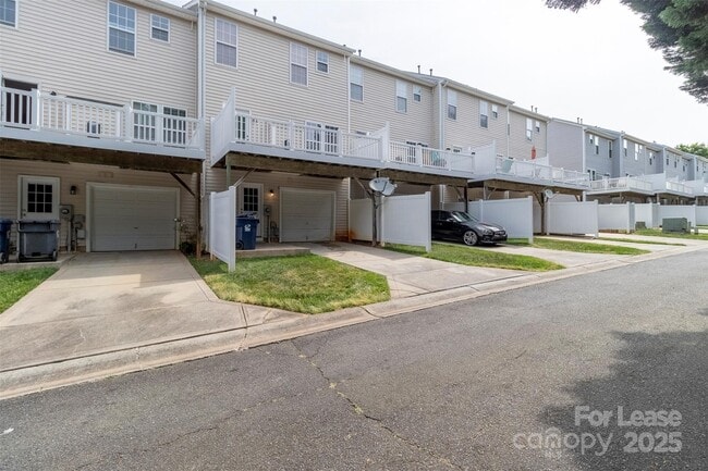 Building Photo - 9618 Blossom Hill Dr