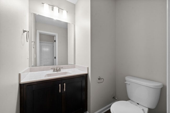 Building Photo - Pet Friendly Three Bedroom in Rossview!