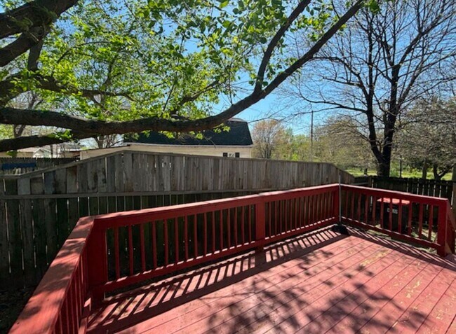 Building Photo - Charming Two Bedroom Downtown Springdale -