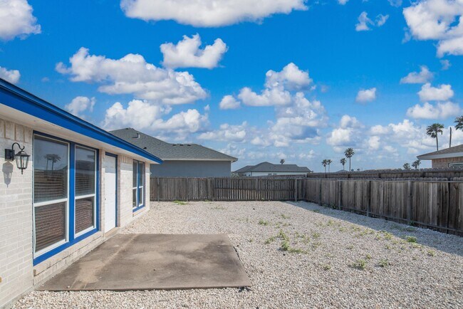 Building Photo - 15522 Dyna St
