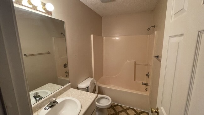 Building Photo - Townhouse For Rent