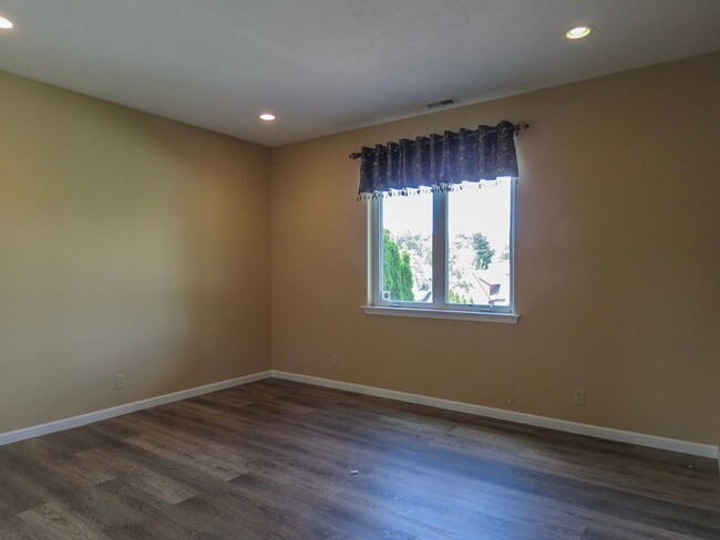 Building Photo - ** Beautiful Spacious 4 Bedroom 3 Bath Hom...