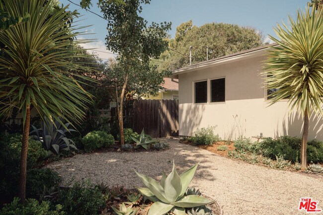 Building Photo - 914 Bienveneda Ave