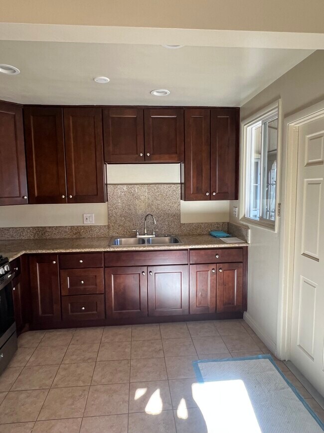 Building Photo - 5264 Cahuenga Blvd