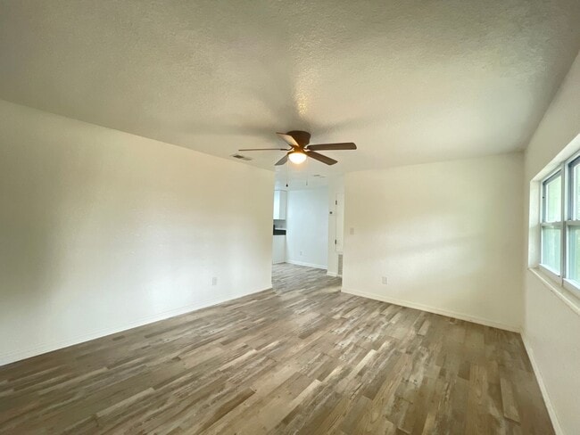 Building Photo - Beautifully Renovated 2/1 Duplex in Lake H...